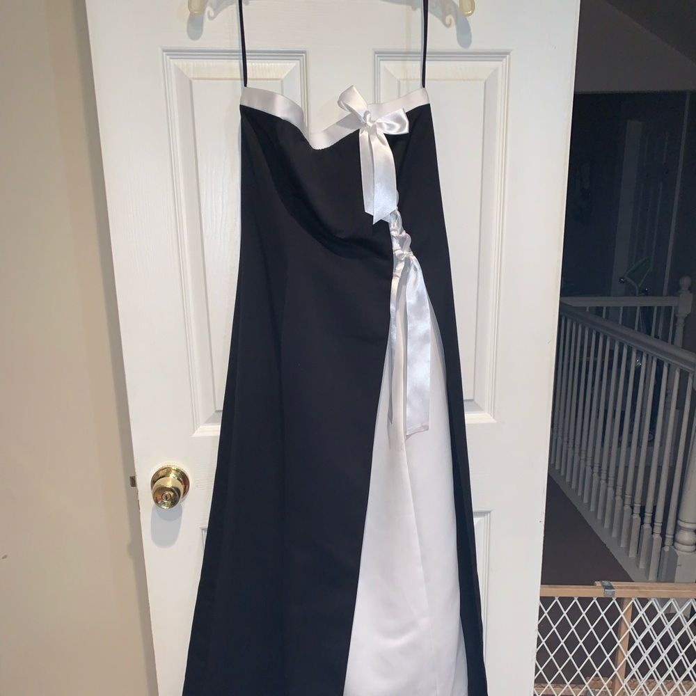 BLACK & WHITE STRAPLESS FORMAL DRESS SIZE 9-10